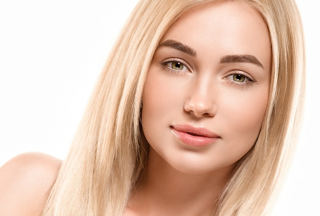 Foto gezicht vrouw blond haar naturalmake gebruinde huid. studio opname.