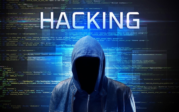 Gezichtloze hacker op code achtergrond