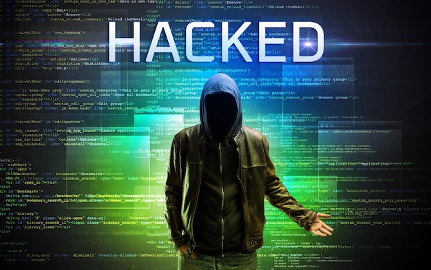 Gezichtloze hacker op code achtergrond