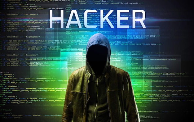 Gezichtloze hacker op code achtergrond