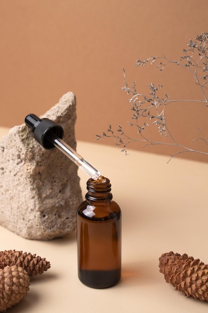 Gezichts- en lichaamsverzorgingsproduct in een glazen fles met een pipet op een betonnen podium Cosmetica met natuurlijke ingrediënten