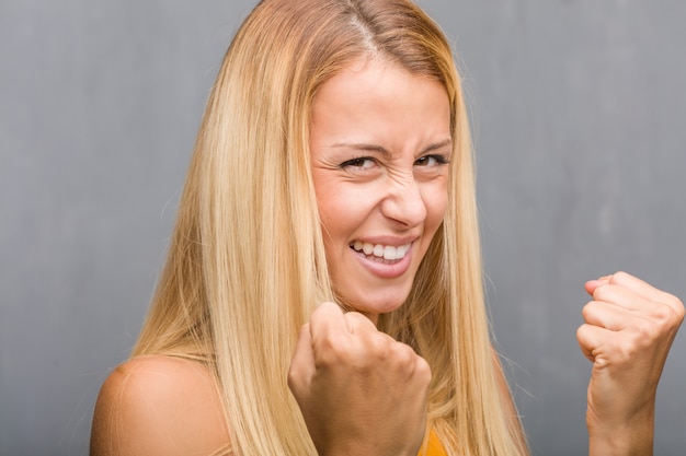 Gezichtsclose-up, portret van een natuurlijke jonge blonde vrouw zeer gelukkig en opgewekt