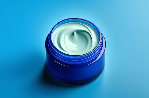 Foto gezichtscrème vochtinbrengende crème in een verpakking op blauwe achtergrond cosmetisch product voor lichaams- en huidverzorging