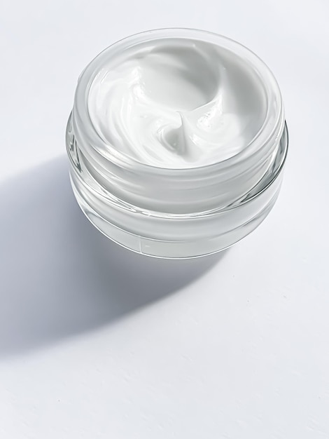 Gezichtscrème vochtinbrengende pot als productmonster op witte achtergrond schoonheid en huidverzorging cosmetische wetenschap