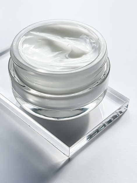 Gezichtscrème vochtinbrengende pot en productmonster op glas schoonheid en huidverzorging cosmetische wetenschap