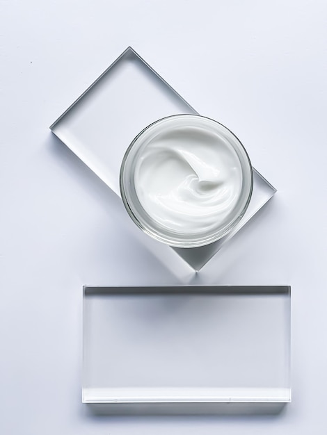Gezichtscrème vochtinbrengende pot en productmonster op glas schoonheid en huidverzorging cosmetische wetenschap