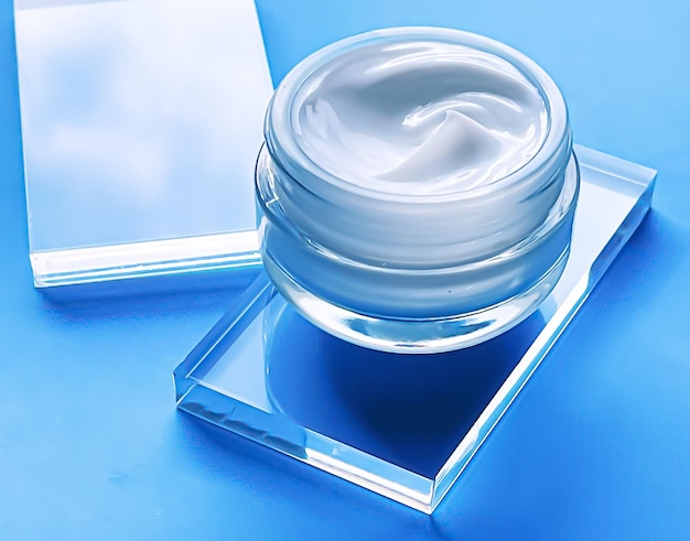 Gezichtscrème vochtinbrengende pot op glas en blauwe achtergrond schoonheidsproduct en huidverzorging cosmetische wetenschap