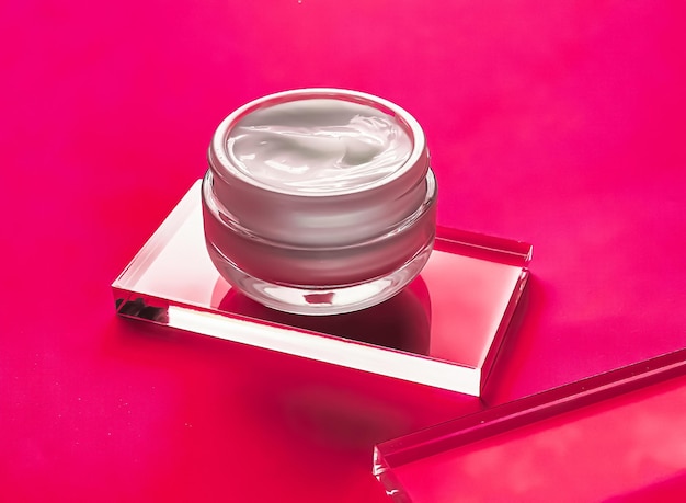 Gezichtscrème vochtinbrengende pot op glas en roze achtergrond schoonheidsproduct en huidverzorging cosmetische wetenschap