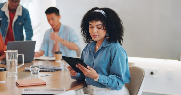 Gezichtsleiderschap en zwarte vrouw met tablet in vergadering voor reclame- of marketingstrategie Ceo-baas en vrouwelijke ondernemer met touchscreen voor surfen op internet, e-mail of onderzoek op kantoor