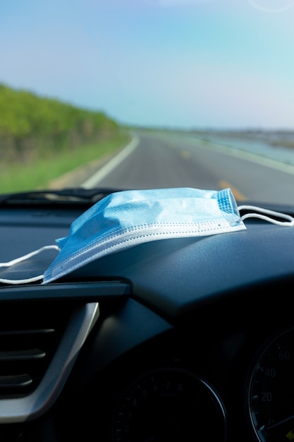 Gezichtsmasker Beschermend gezichtsmasker op het dashboard in de auto