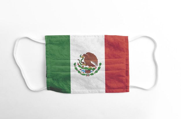 Gezichtsmasker met gedrukte vlag van Mexico, op witte achtergrond, geïsoleerd.