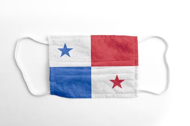 Foto gezichtsmasker met gedrukte vlag van panama, op witte achtergrond, geïsoleerd.