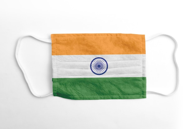 Gezichtsmasker met opgedrukte vlag van India, op wit.