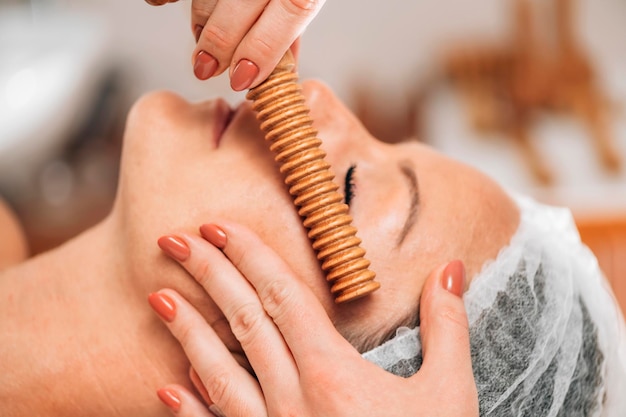 Gezichtsmassage Anti-aging Madero-therapie Gezichtsbehandeling bij Cosmetology Center