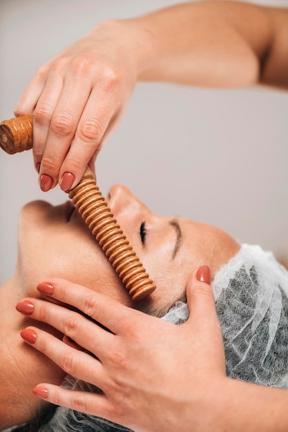 Gezichtsmassage Anti-aging Madero-therapie Gezichtsbehandeling bij Cosmetology Center