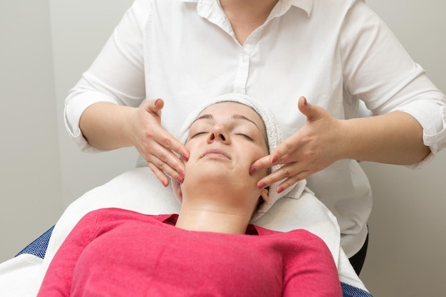 Gezichtsmassage. Jonge vrouw die spa-massagebehandeling krijgt bij beauty spa salon.