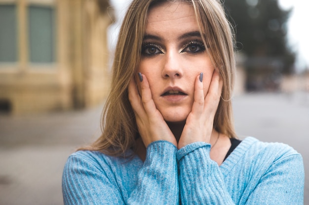 Gezichtsportret van een jonge blonde vrouw