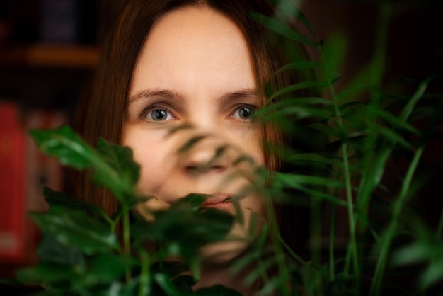 Gezichtsportret van een vrouw van middelbare leeftijd in groene planten glimlachend Een vrouw van in de veertig Ontspanning kalm staat blij gezicht