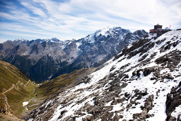 Gezichtspunt en weg op Stelvio Pass of Passo dello Stelvio of stilfser joch in Alpen voor Italiaanse en buitenlandse reizigers reizen bezoek en kijk uitzicht op alp in Bormio op 13 september 2019 in Sondrio, Italië