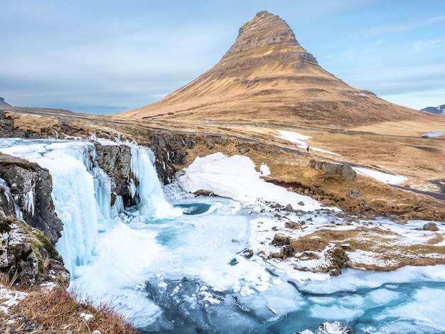 Gezichtspunt van de Kirkjufell-berg en de Kirkjufellfoss-waterval in IJsland, het water bevriest om ijs te zijn