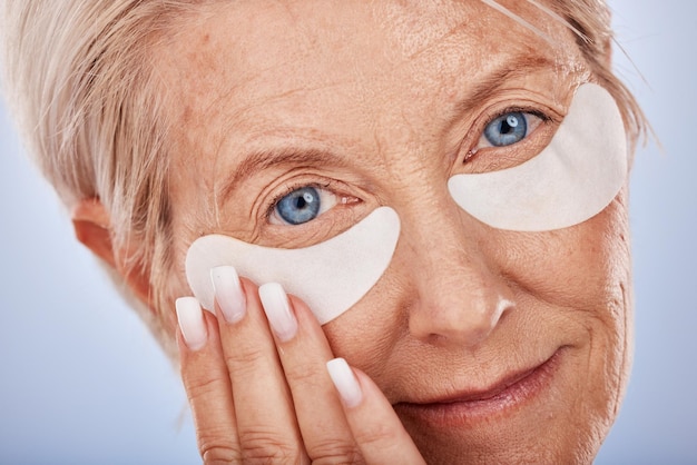 Gezichtsschoonheid en oogmasker met een oudere vrouw in de studio op een grijze achtergrond voor anti-verouderingsbehandeling Portretcosmetica en rimpels met een volwassen vrouw die poseert om een natuurlijk product te promoten