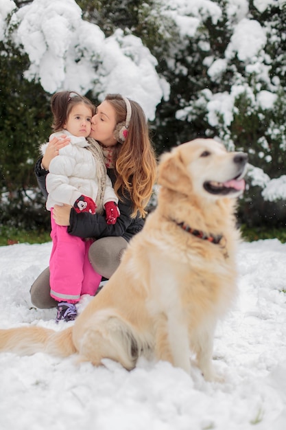 Gezin met een hond in de winter