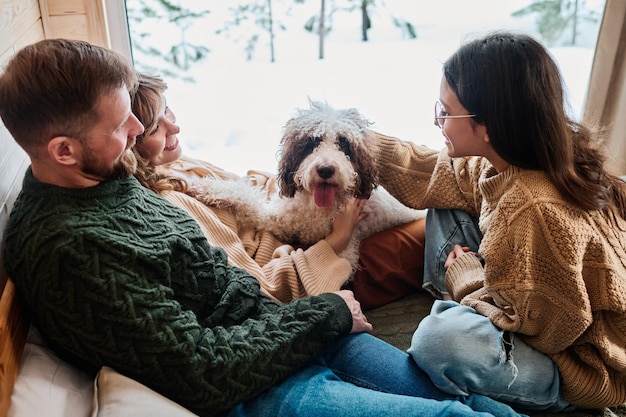 Foto gezin met hond die de winterdag thuis doorbrengt