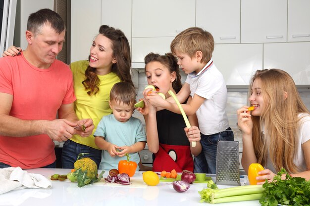 Gezin met kinderen bereid voedsel voor de lunch