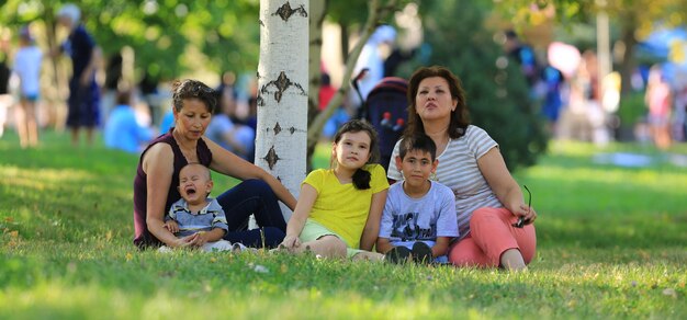 gezin met kinderen die op het gazon rusten