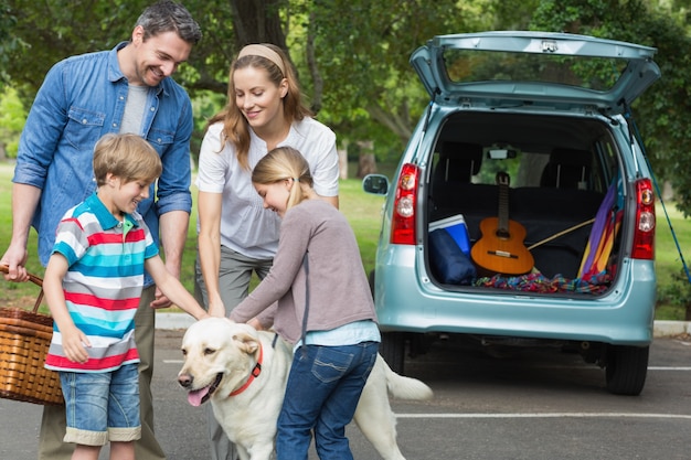 Gezin met kinderen en een hond op picknick