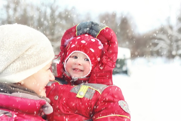 Gezin met kinderen in het park in de sneeuwstorm van de winter