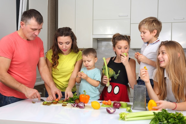 Gezin met kinderen plezier tijdens het koken