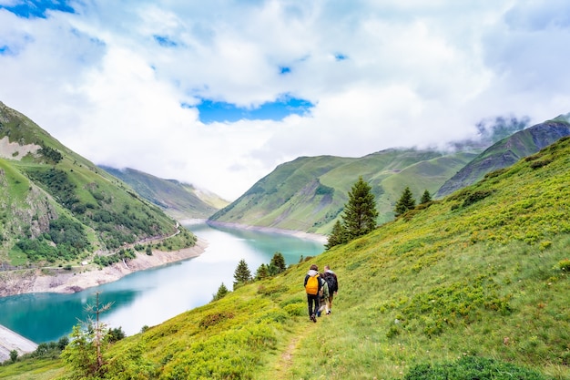 Gezin met kinderen wandelen in de hoge bergen in de Franse Alpen bij bewolkt zomerweer. Reizen levensstijl concept.