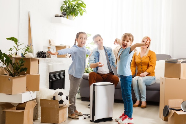 gezin met luchtreiniger verhuist naar nieuw appartement