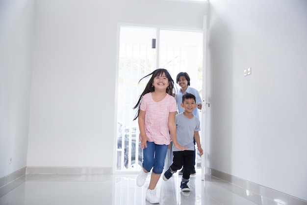 Gezin met twee kinderen die hun nieuwe huis binnengaan