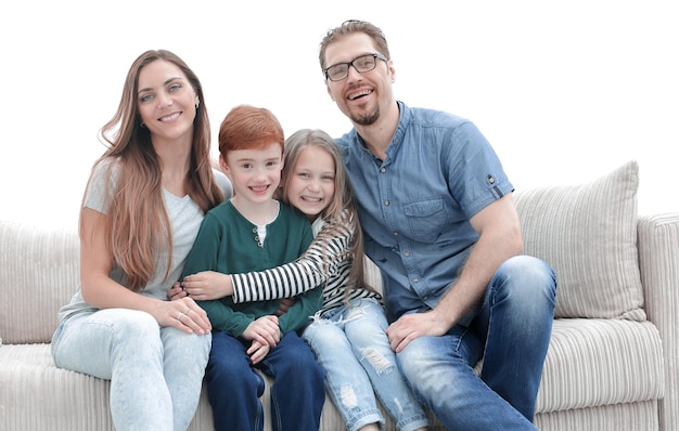 Gezin met twee kinderen zittend op de bank in de woonkamer