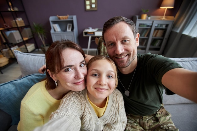 Gezin met vader die in het leger dient en samen selfiefoto's maakt
