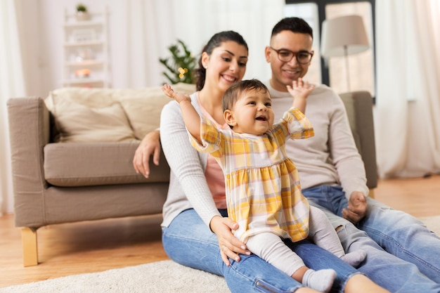 gezin ouderschap en mensen concept gelukkige moeder vader en baby dochter spelen thuis