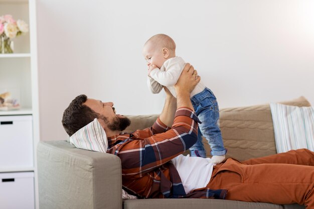 gezin ouderschap en mensen concept gelukkige vader met kleine baby jongen thuis