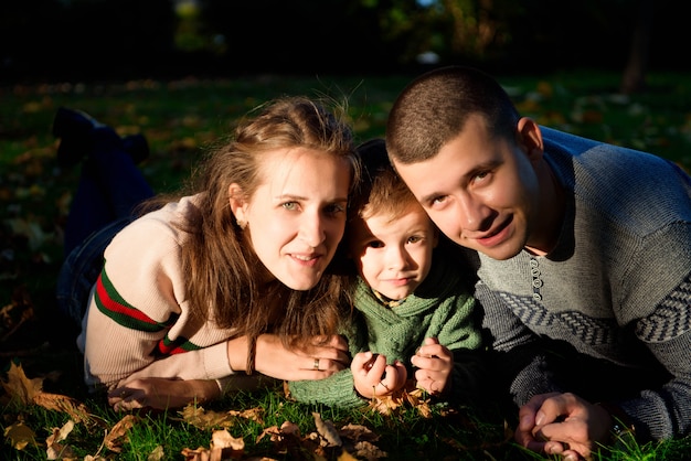 Gezin van drie geniet van herfst park plezier glimlach