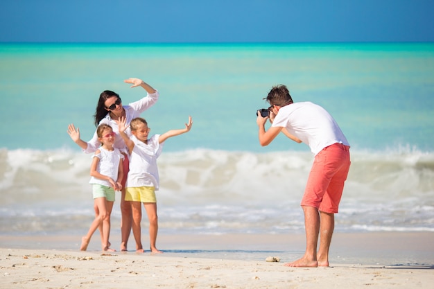 Gezin van vier fotograferen van een selfie op hun strandvakantie. familie strandvakantie