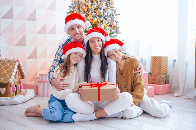 Gezin van vier op kerstvakantie thuis. Prettige kerstdagen en fijne feestdagen.