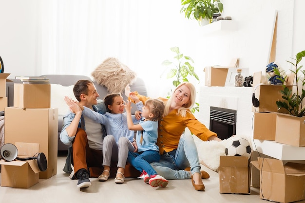 gezin verhuist naar hun nieuwe huis