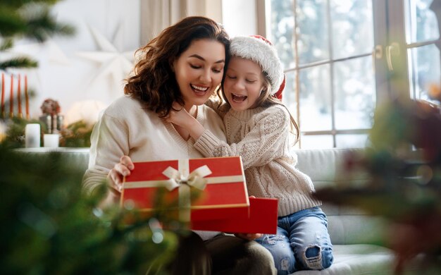 gezin viert Kerstmis