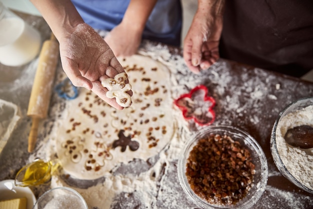 Gezinsactiviteit van het maken van peperkoekmannetjes met een scheutje rozijnen