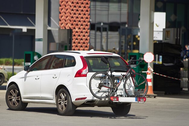 Gezinsfietsen geladen op het dak van de auto voor een zomer avontuur