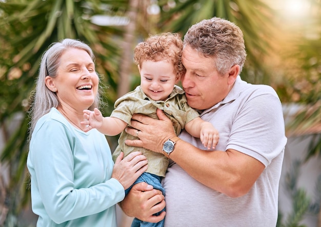 Gezinskinderen en grootouders hechten zich in de tuin van hun huis met liefde, zorg en vertrouwen Kinderen gaan met pensioen en glimlachen met een gelukkige senior man vrouw en hun kleinzoon samen in de achtertuin