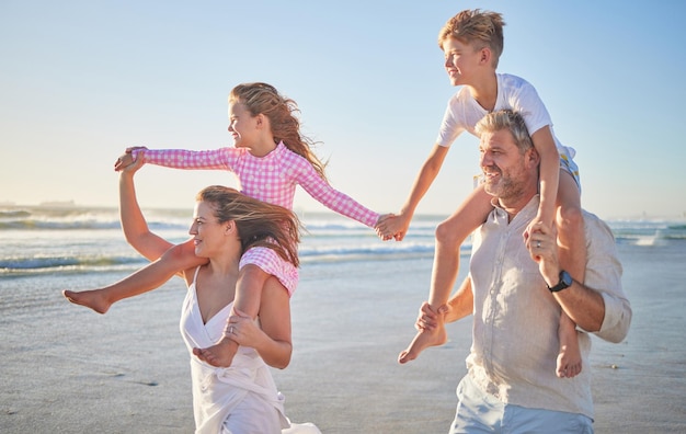 Gezinskinderen en vakantie aan het strand met ouders met kinderen op de schouder van mama en papa Vakantie plezier maken en een wandeling maken langs de oceaan Zomerkust en 's ochtends sporten aan zee