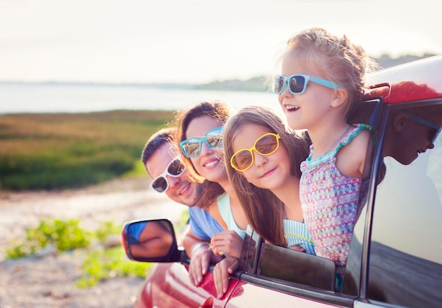 Foto gezinsleden dragen een zonnebril tijdens de vakantie