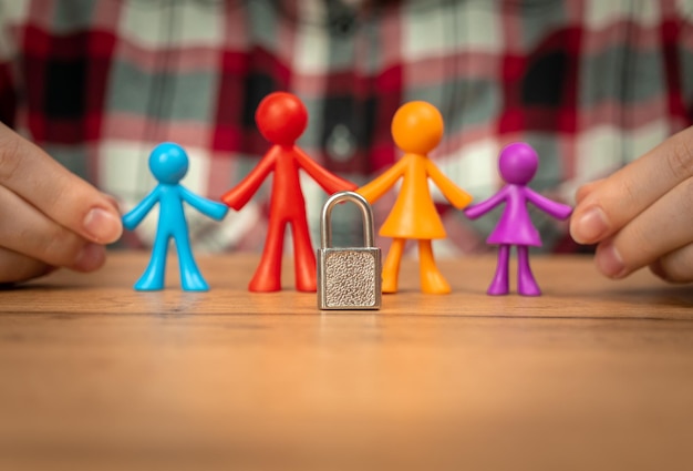 Gezinsproblemen plastic kleurrijke beeldjes op houten tafel met hangslot Echtscheiding in gezin met kinderen conflict crisis concept foto